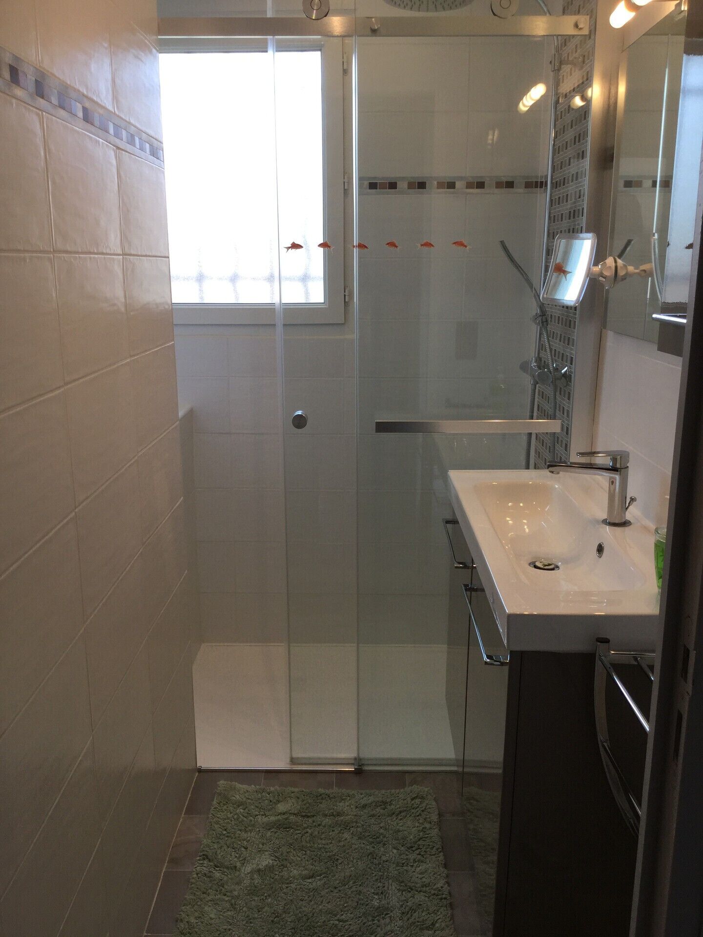 Dusj, hårføner og håndklær