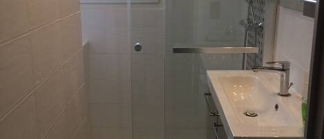 Een douche, een haardroger, handdoeken