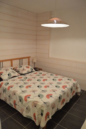 3 bedrooms, iron/ironing board, travel cot, free WiFi - Mirabeau, house  6p  large terrace, garden and pool (saint sebastien d'aigrefeuille)