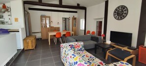 Smart TV, fireplace, DVD player, table football - Mirabeau, house 6p large terrace, garden and pool (saint sebastien d'aigrefeuille)