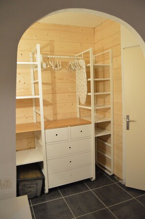 3 bedrooms, iron/ironing board, travel cot, free WiFi