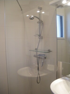 Bathtub, hair dryer - Well equipped house in a quiet area of ​​1700m2 fenced near the beaches (Plomodiern)