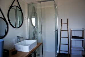 シャワー、ヘアドライヤー、石鹸、トイレットペーパー