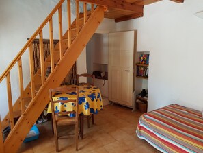 2 makuuhuonetta, työpöytä, silitysrauta/-lauta, vauvan matkasänky