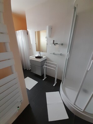 Badewanne, Haartrockner, HandtĂŒcher