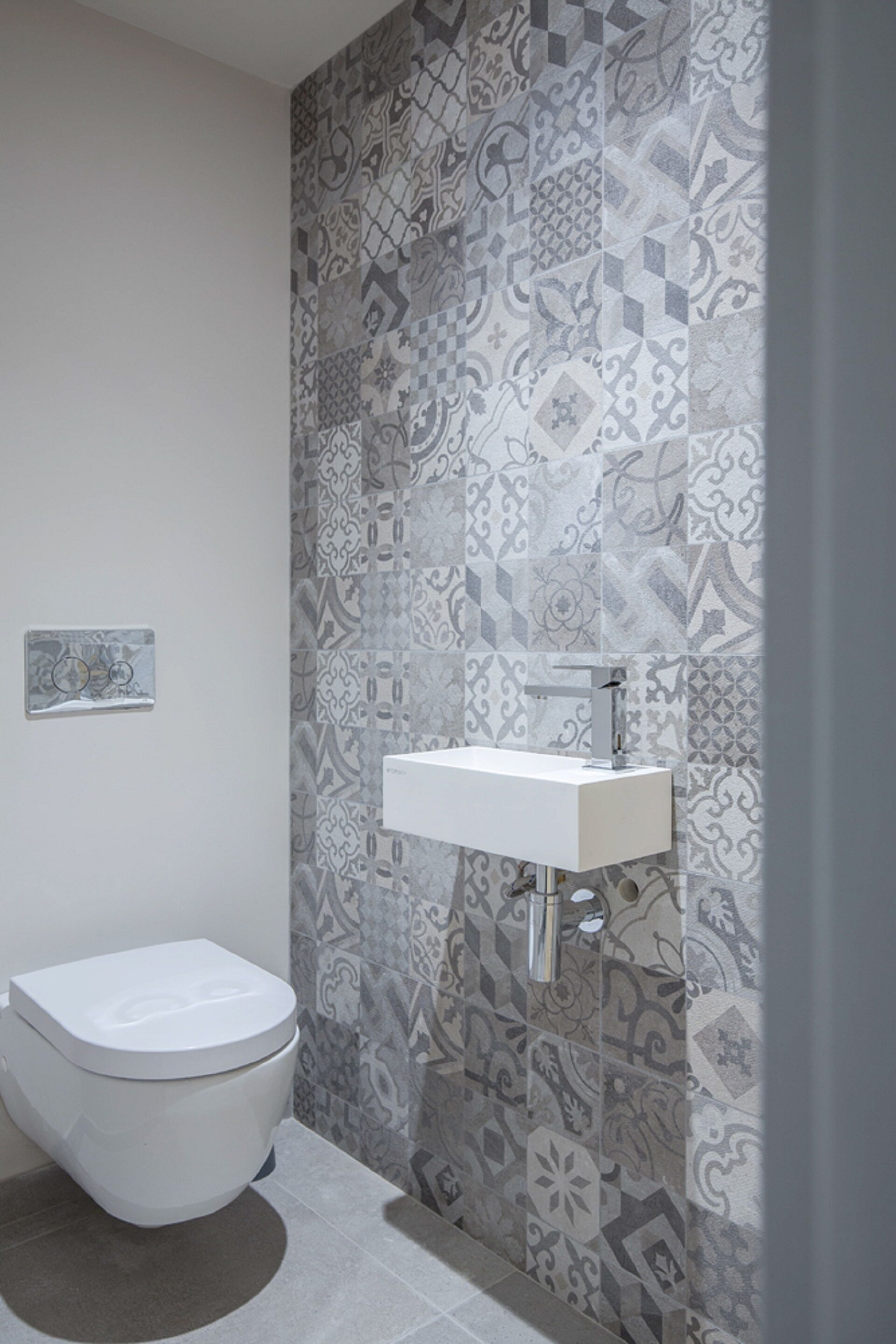 Een haardroger, toiletpapier