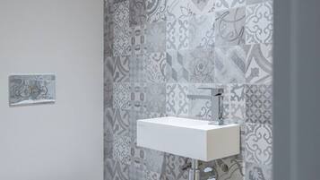 Een haardroger, toiletpapier