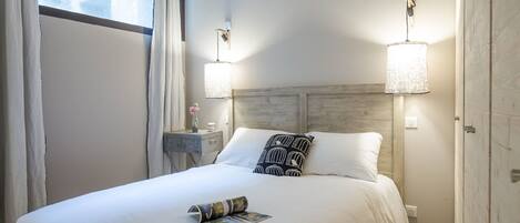 1 quarto, ferros/tábuas de passar roupa, berço de viagem