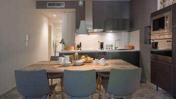 Réfrigérateur, micro-ondes, four, plaque de cuisson