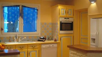 Réfrigérateur, plaque de cuisson, lave-vaisselle, bouilloire électrique