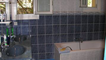 Ensemble douche/baignoire, serviettes fournies, papier toilette