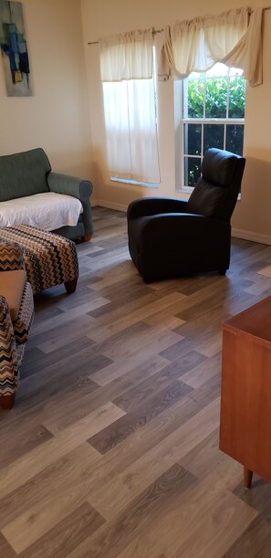 Smart-TV, DVD-Player, Bücher, Videothek