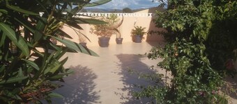 LE PARADIS, GARDEN LEVEL WITH LARGE 100 M TERRACE 700 M FROM THE BEACH 