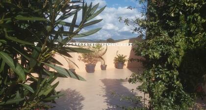 LE PARADIS, GARDEN LEVEL WITH LARGE 100 M TERRACE 700 M FROM THE BEACH