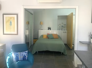 1 habitación, tabla de planchar con plancha, wifi gratis y ropa de cama