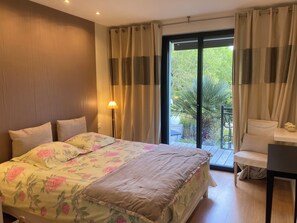 2 bedrooms, iron/ironing board, travel cot, free WiFi