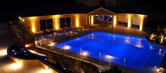 VILLA 12 personer / basseng / boblebad ute og inne / middelhavshage.