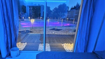 5 habitaciones, escritorio y tabla de planchar con plancha