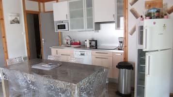 Een koelkast, een magnetron, een oven, een kookplaat