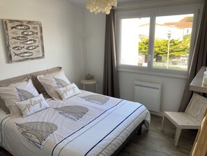 2 bedrooms, iron/ironing board, travel cot, free WiFi - My house, feet in the water ... (Saint-Gilles-Croix-De-Vie)