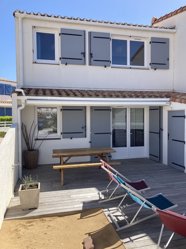 Outdoor dining - My house, feet in the water ... (Saint-Gilles-Croix-De-Vie)