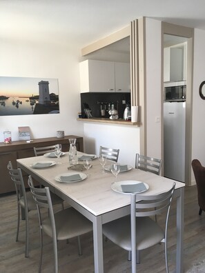 Dining - My house, feet in the water ... (Saint-Gilles-Croix-De-Vie)