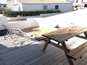 Outdoor dining - My house, feet in the water ... (Saint-Gilles-Croix-De-Vie)