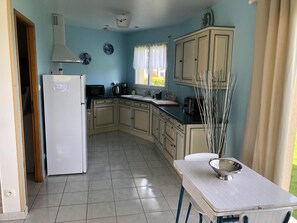 Fridge, microwave, oven, dishwasher - Villa les Bassans, house on enclosed land, sea view, sleeps 6, pets allowed (Quiberville)
