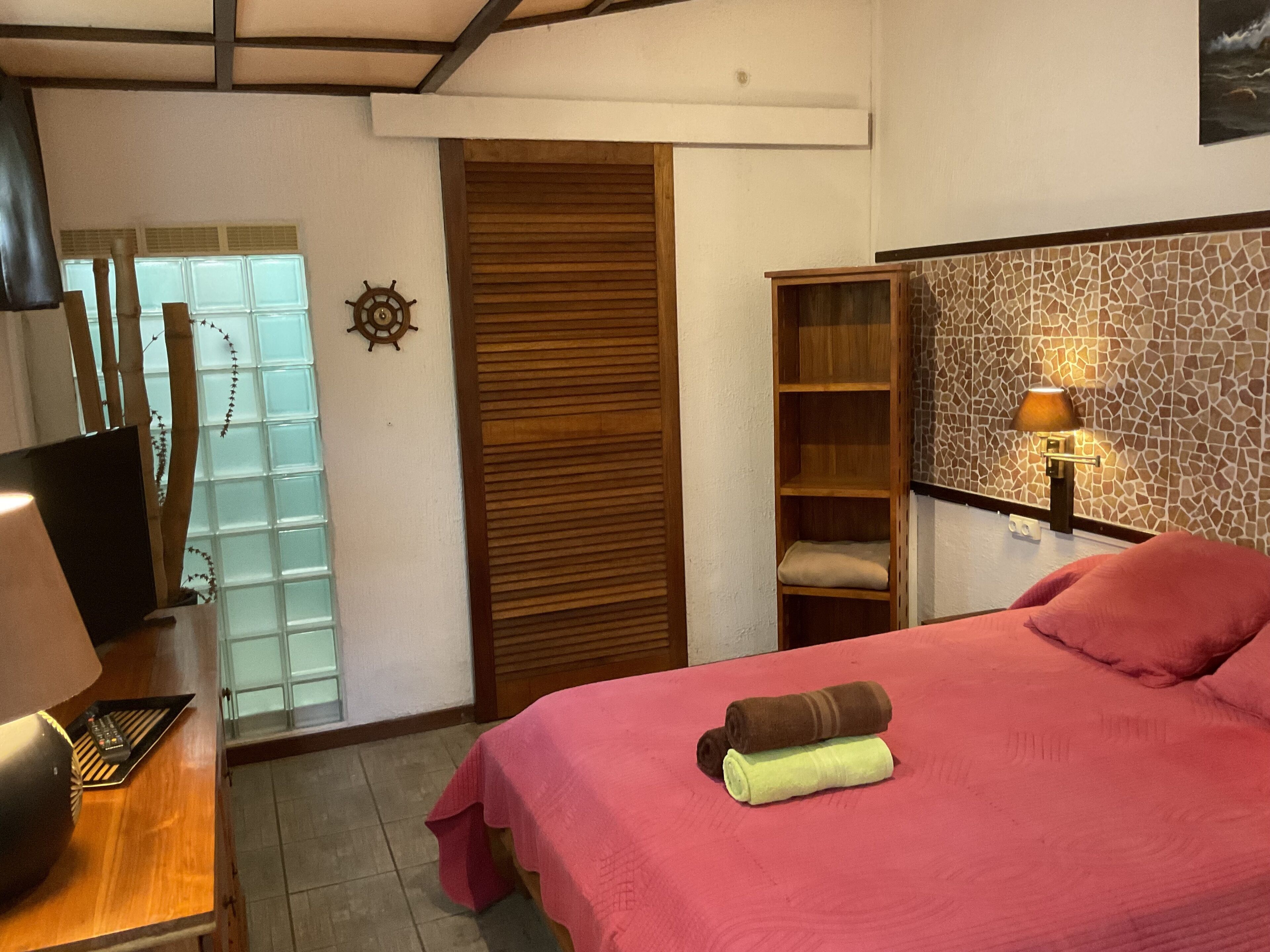 4 makuuhuonetta, tallelokero huoneessa, silitysrauta/-lauta