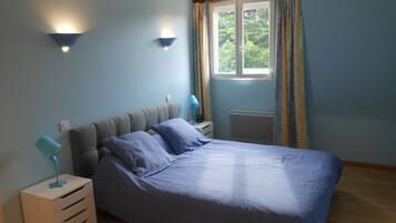 3 chambres, fer et planche à repasser, Wi-Fi gratuit, draps fournis
