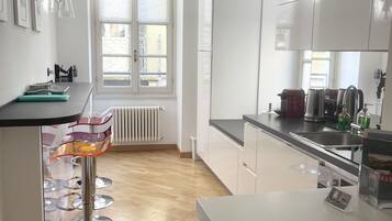 Kühlschrank, Mikrowelle, Ofen, Herdplatte