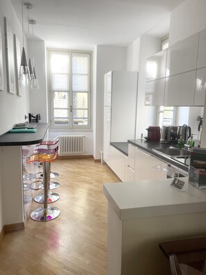 Kjøleskap, mikrobølgeovn, ovn og kokeplater