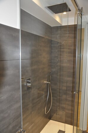 Doccia, asciugacapelli, bidet, asciugamani