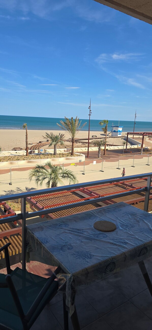 Property grounds - Overlooking the sea, a beautiful view 20m from the beach (Narbonne)