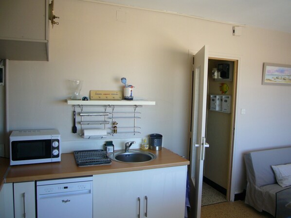 Réfrigérateur, micro-ondes, four, plaque de cuisson