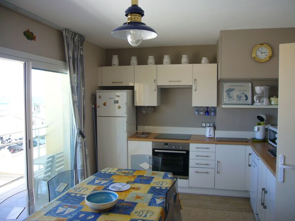 Réfrigérateur, micro-ondes, four, plaque de cuisson