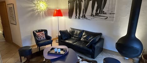 Fernseher, Kamin, Stereoanlage