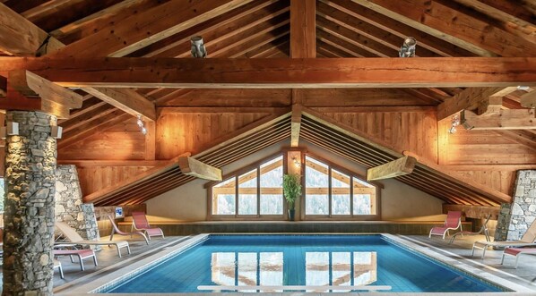 Una piscina cubierta, una piscina climatizada
