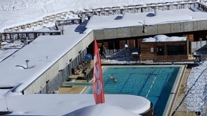 Une station de ski dotée d’un espace piscine, de bâtiments en bois et d’un magasin de location de matériel de ski.