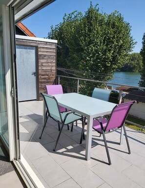 Outdoor dining - Charming cottage by the Seine (Villeneuve-le-Roi)