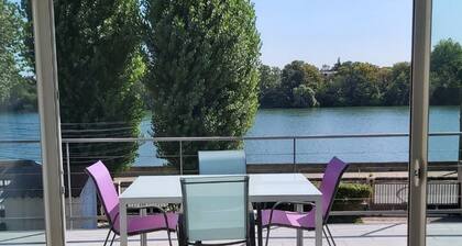 Charmant gßte tout équipé avec terrasse et vue sur la Seine, proche de Paris