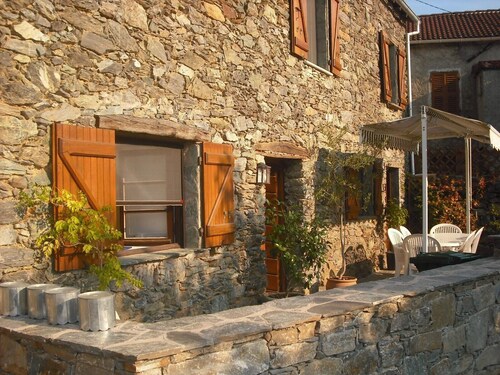 Unabhängiges Dorfhaus aus Stein mit Pool in San Lorenzo.