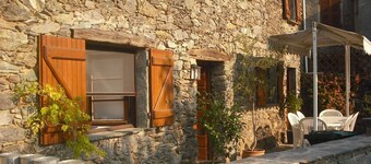 itsenäinen kivi kylä talo uima-altaalla San Lorenzo.