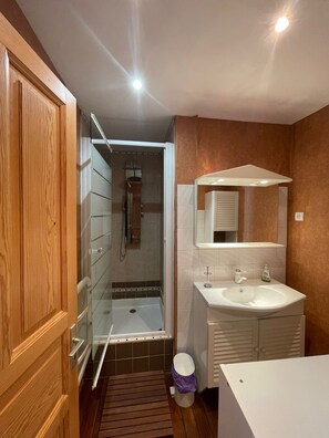 Douche, séchoir à cheveux, serviettes fournies, savon