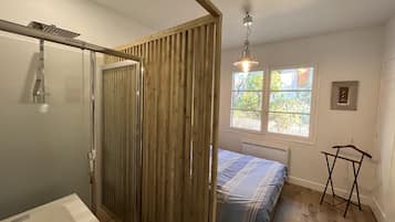 3 bedrooms, iron/ironing board, WiFi, wheelchair access