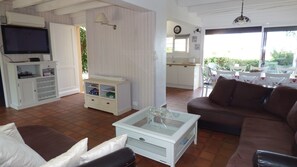 Una Smart TV, una oficina