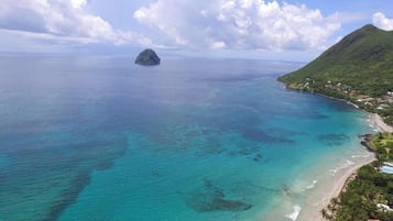 Playa en los alrededores y camastros