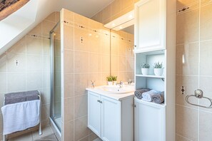 Douche, sèche-cheveux, savon, papier toilette