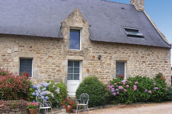 Maison bretonne "TY AR MEN" donnant sur cour privée.
