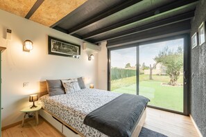 6 chambres, coffres-forts dans les chambres, fer et planche à repasser